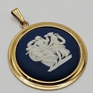 VINTAGE Wedgwood Jasperware Gold Filled Circle Pendant Made in England Signed